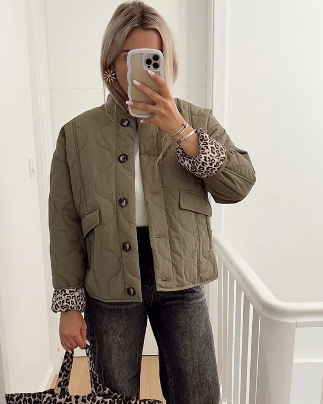 Veste chic femme en tissu élégant avec doublure léopard, coupe flatteuse et style polyvalent pour toutes occasions.