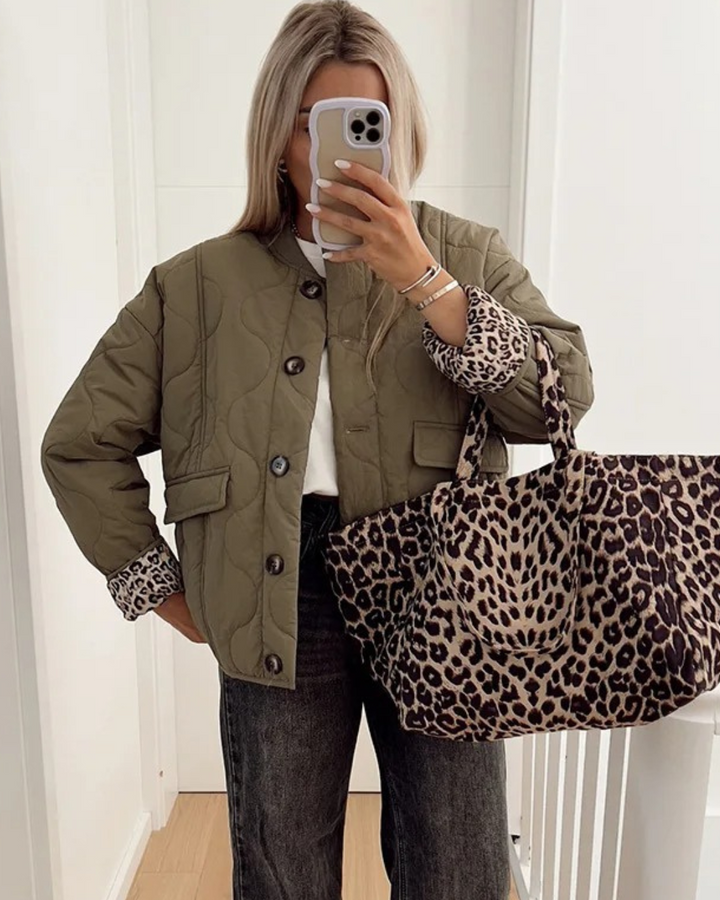 Veste chic femme en tissu élégant avec doublure léopard, coupe flatteuse et style polyvalent pour toutes occasions.