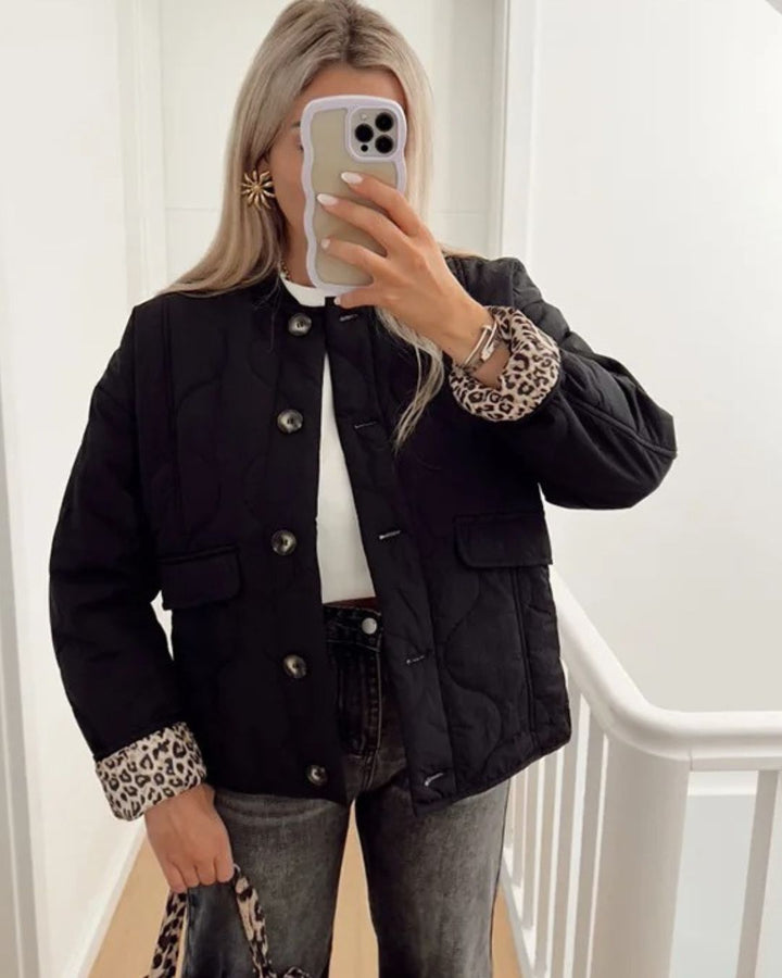 Veste chic femme en tissu élégant avec doublure léopard, coupe flatteuse et style polyvalent pour toutes occasions.