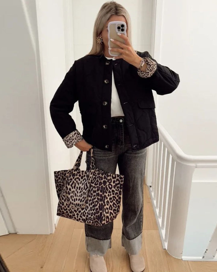 Veste chic femme en tissu élégant avec doublure léopard, coupe flatteuse et style polyvalent pour toutes occasions.