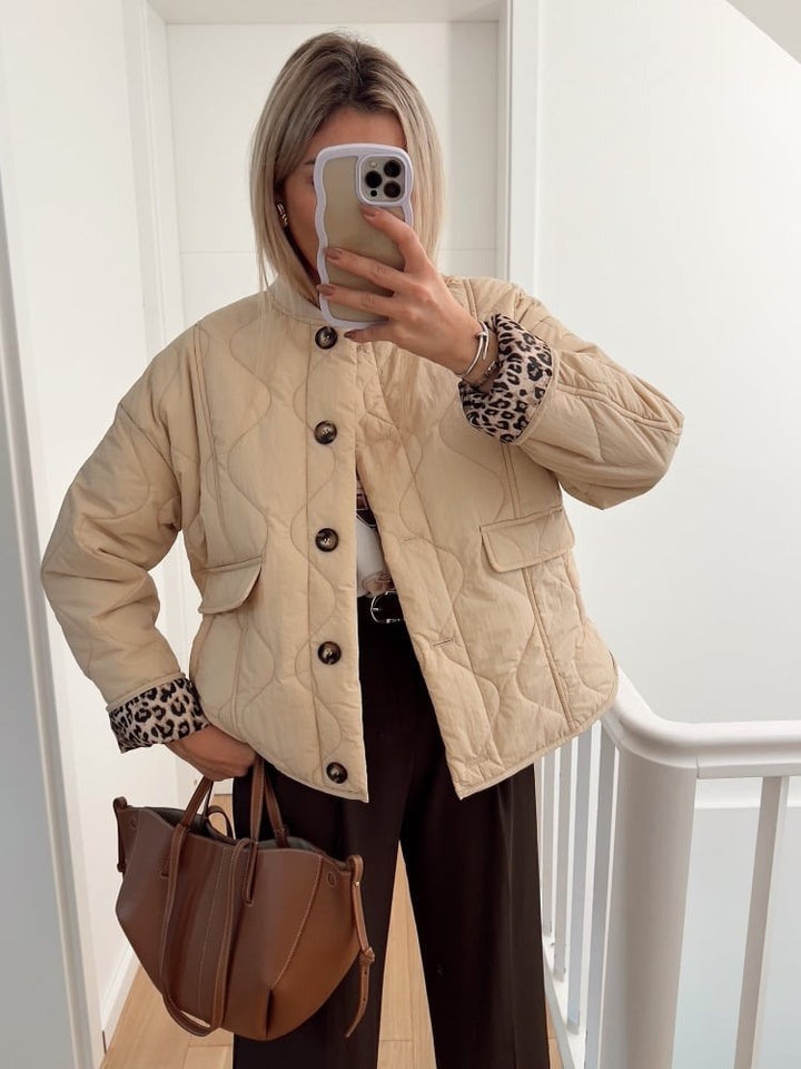 Veste chic femme en tissu élégant avec doublure léopard, coupe flatteuse et style polyvalent pour toutes occasions.