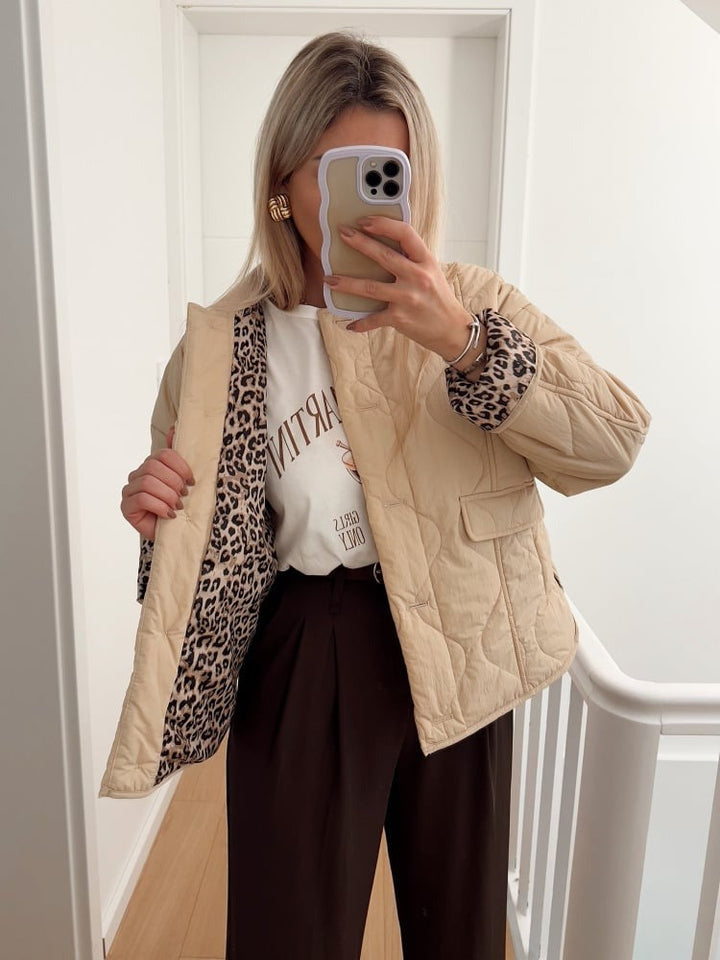 Veste chic femme en tissu élégant avec doublure léopard, coupe flatteuse et style polyvalent pour toutes occasions.