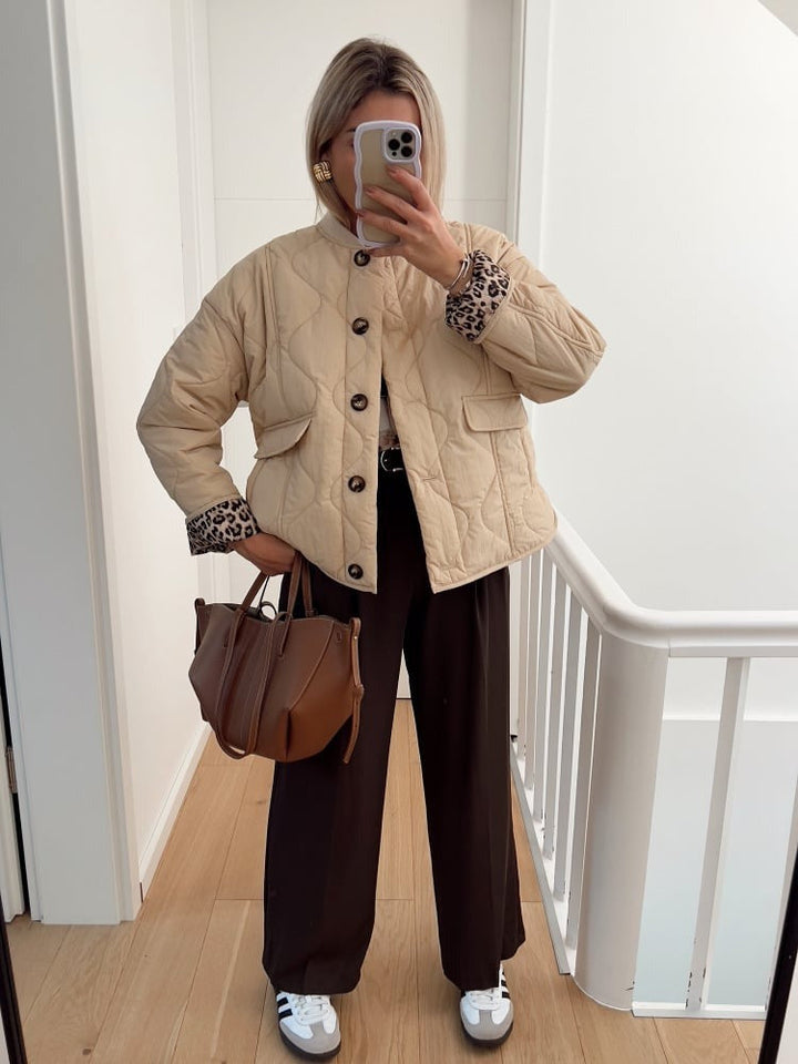 Veste chic femme en tissu élégant avec doublure léopard, coupe flatteuse et style polyvalent pour toutes occasions.