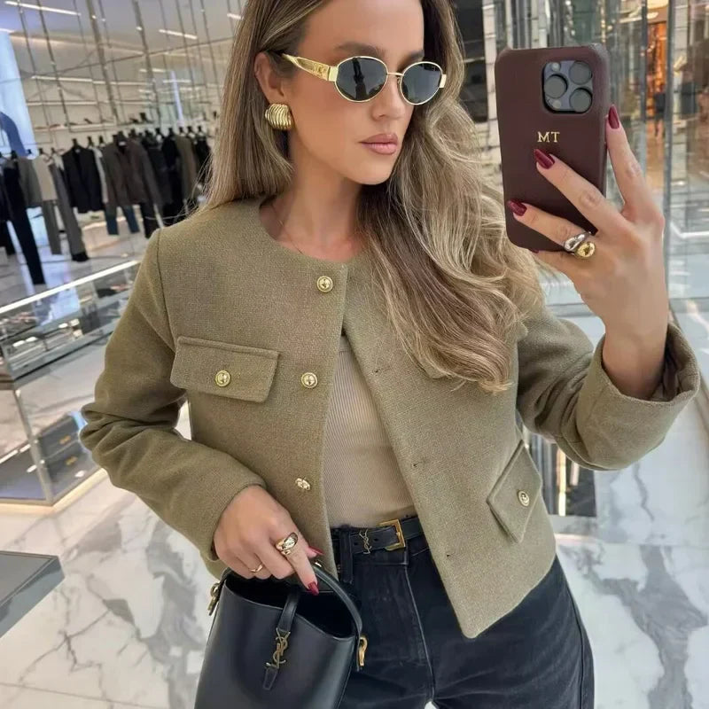 "Veste cintrée femme élégante, boutons dorés, tissu luxueux et coupe flatteuse, idéale pour des looks chics."