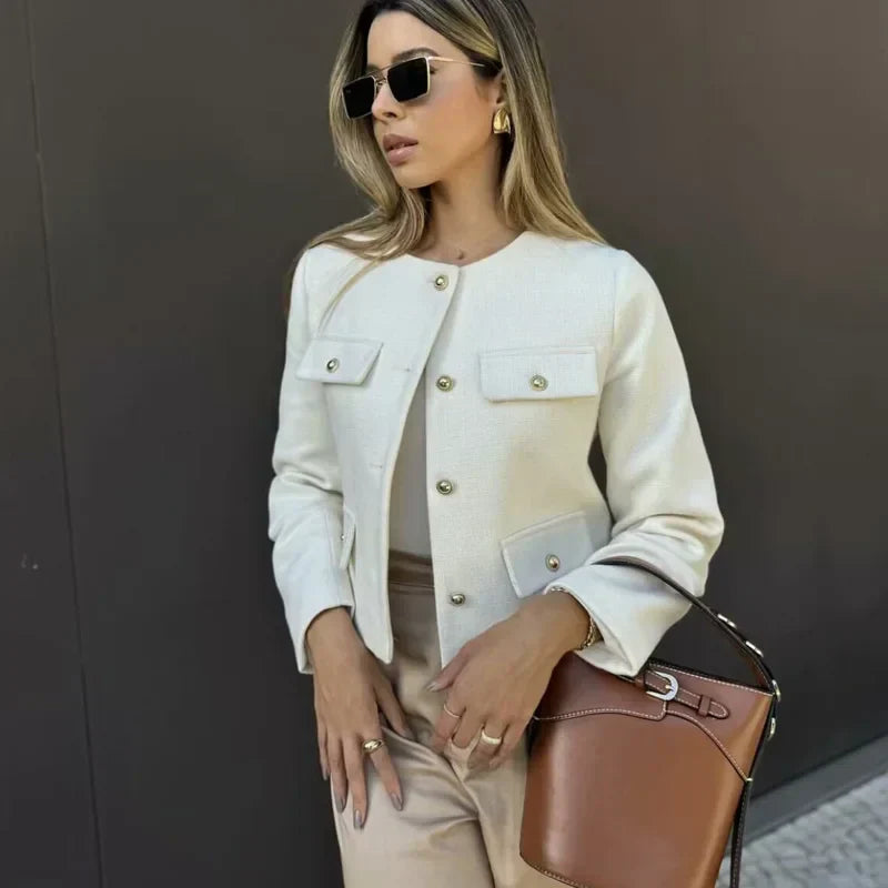 "Veste cintrée femme élégante, boutons dorés, tissu luxueux et coupe flatteuse, idéale pour des looks chics."