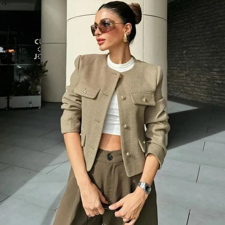 "Veste cintrée femme élégante, boutons dorés, tissu luxueux et coupe flatteuse, idéale pour des looks chics."