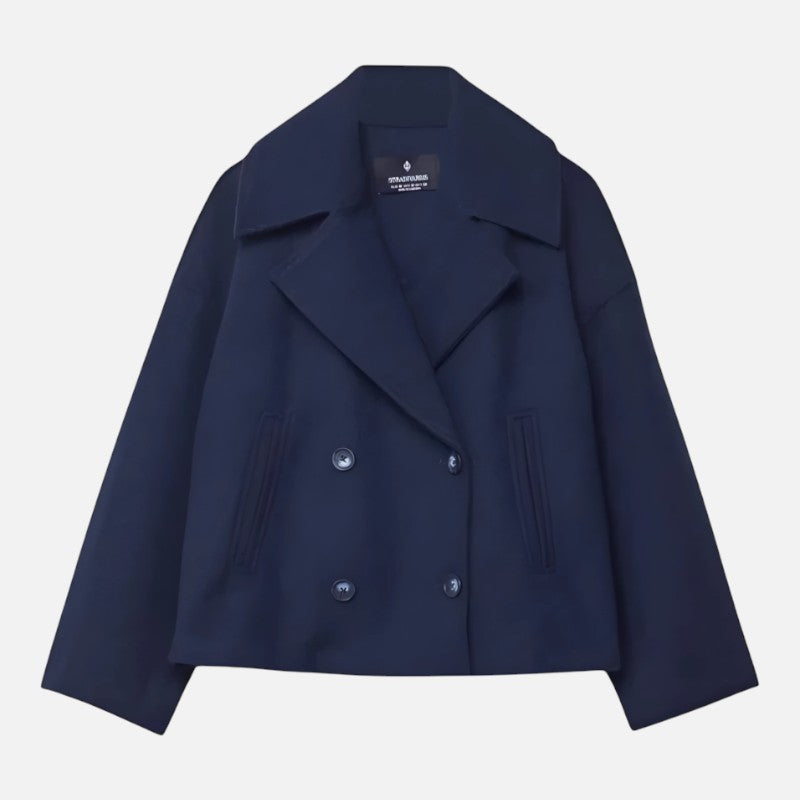 Veste cintrée minimaliste pour femme, élégante, coupe chic, double boutonnage, tissu fluide, revers larges, moderne.