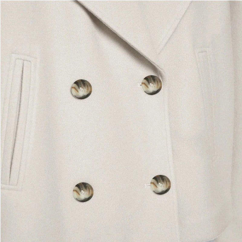 Veste cintrée minimaliste pour femme, élégante, coupe chic, double boutonnage, tissu fluide, revers larges, moderne.