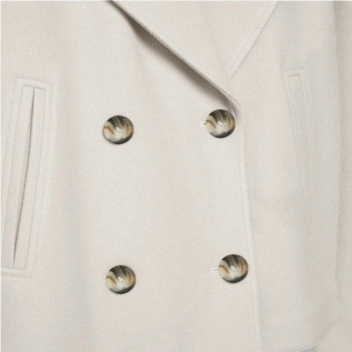 Veste cintrée minimaliste pour femme, élégante, coupe chic, double boutonnage, tissu fluide, revers larges, moderne.