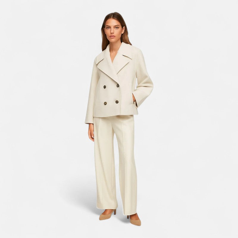 Veste cintrée minimaliste pour femme, élégante, coupe chic, double boutonnage, tissu fluide, revers larges, moderne.