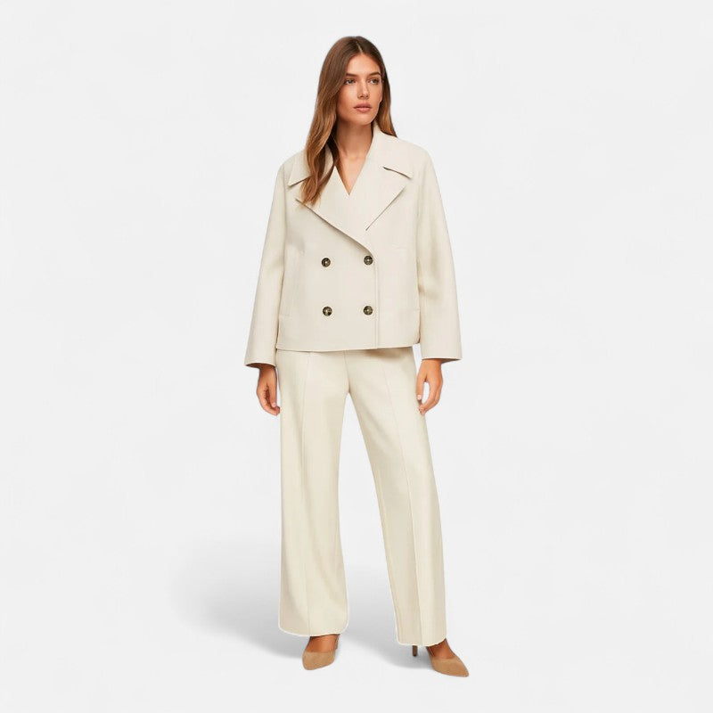 Veste cintrée minimaliste pour femme, élégante, coupe chic, double boutonnage, tissu fluide, revers larges, moderne.