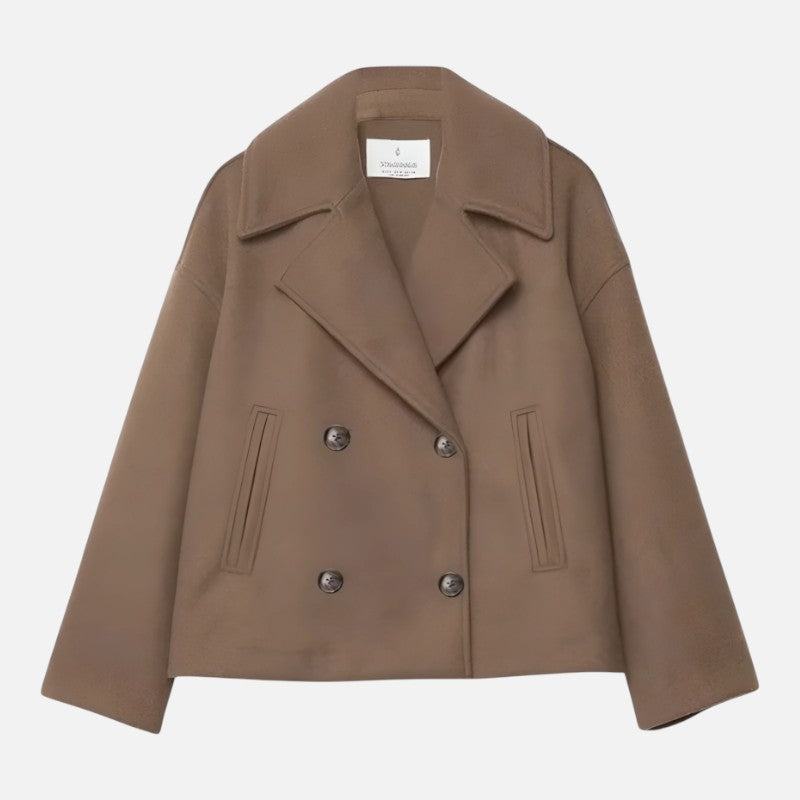 Veste cintrée minimaliste pour femme, élégante, coupe chic, double boutonnage, tissu fluide, revers larges, moderne.