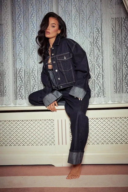 Veste courte en denim ajustée avec boutons métalliques et jean large taille haute à revers contrastés pour look urbain.
