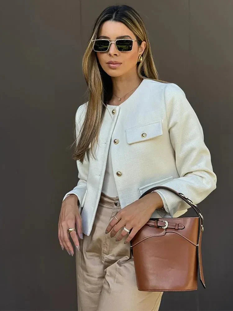 Veste croisée boutonnée femme élégante, manches longues, coupe moderne raffinée pour un style sophistiqué et polyvalent.
