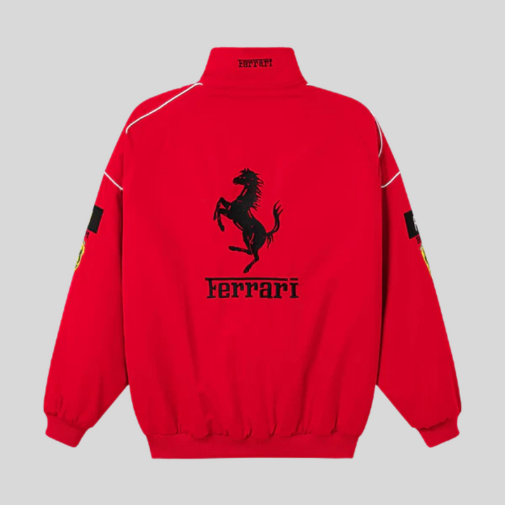 "Veste de course unisexe vintage au design inspiré course auto, style audacieux, polyvalent et confortable, fond rouge."