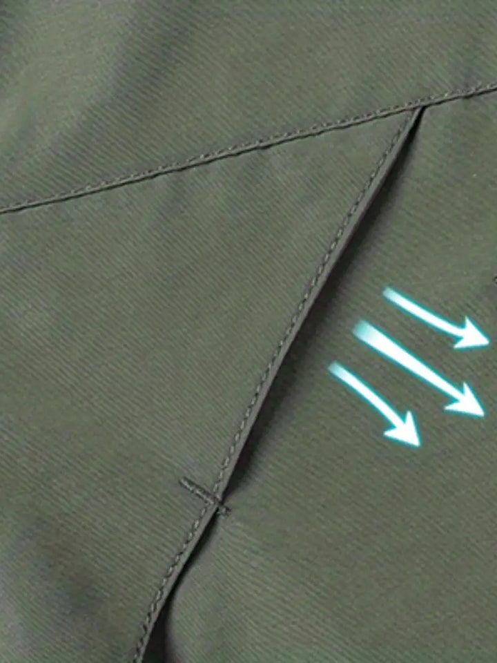 "Veste de pluie imperméable homme, avec capuche et poches zippées, vue de face, protection pluie et vent, style moderne."
