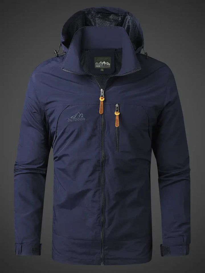 "Veste de pluie imperméable homme, avec capuche et poches zippées, vue de face, protection pluie et vent, style moderne."