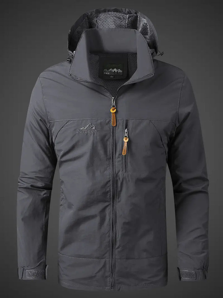 "Veste de pluie imperméable homme, avec capuche et poches zippées, vue de face, protection pluie et vent, style moderne."