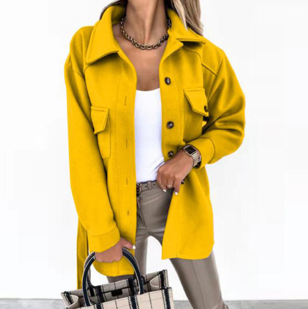 "Veste de printemps Maria élégante avec coupe ajustée, tissu léger, boutons dorés, pour femmes chic et confortables."
