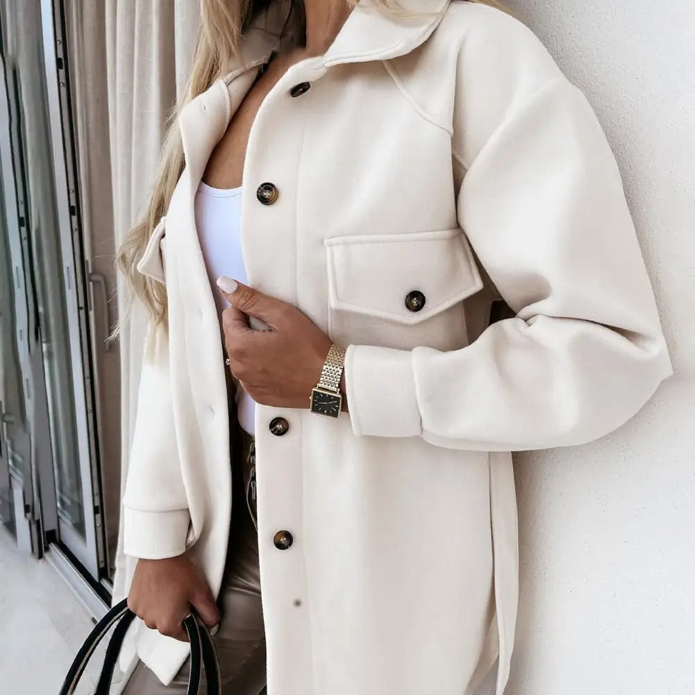 "Veste de printemps Maria élégante avec coupe ajustée, tissu léger, boutons dorés, pour femmes chic et confortables."