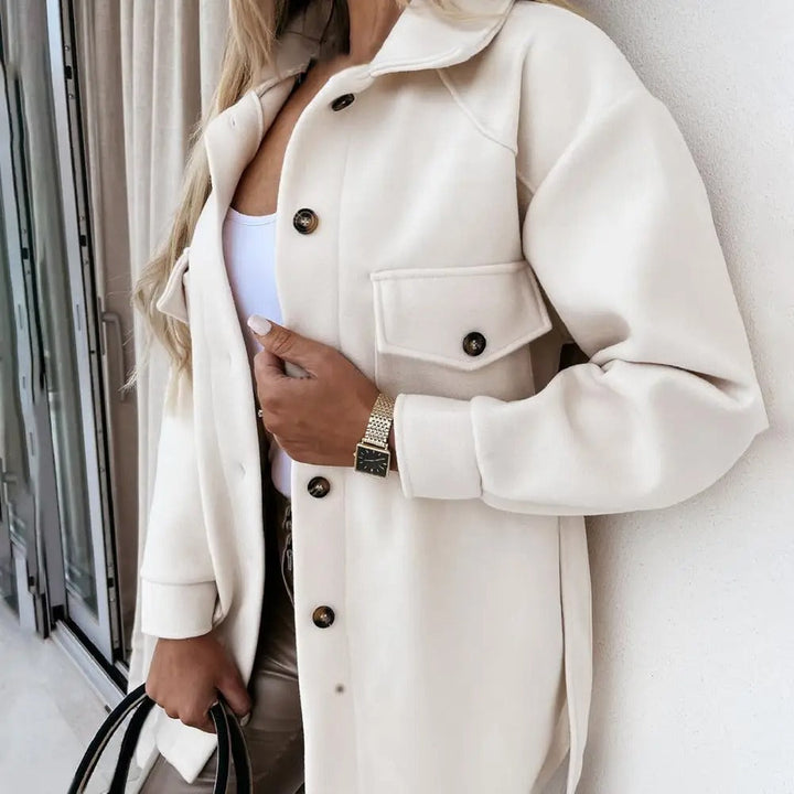 "Veste de printemps Maria élégante avec coupe ajustée, tissu léger, boutons dorés, pour femmes chic et confortables."