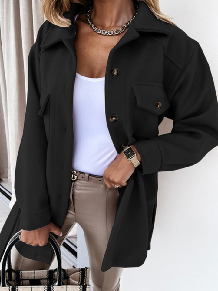 "Veste de printemps Maria élégante avec coupe ajustée, tissu léger, boutons dorés, pour femmes chic et confortables."