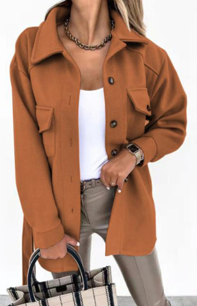 "Veste de printemps Maria élégante avec coupe ajustée, tissu léger, boutons dorés, pour femmes chic et confortables."