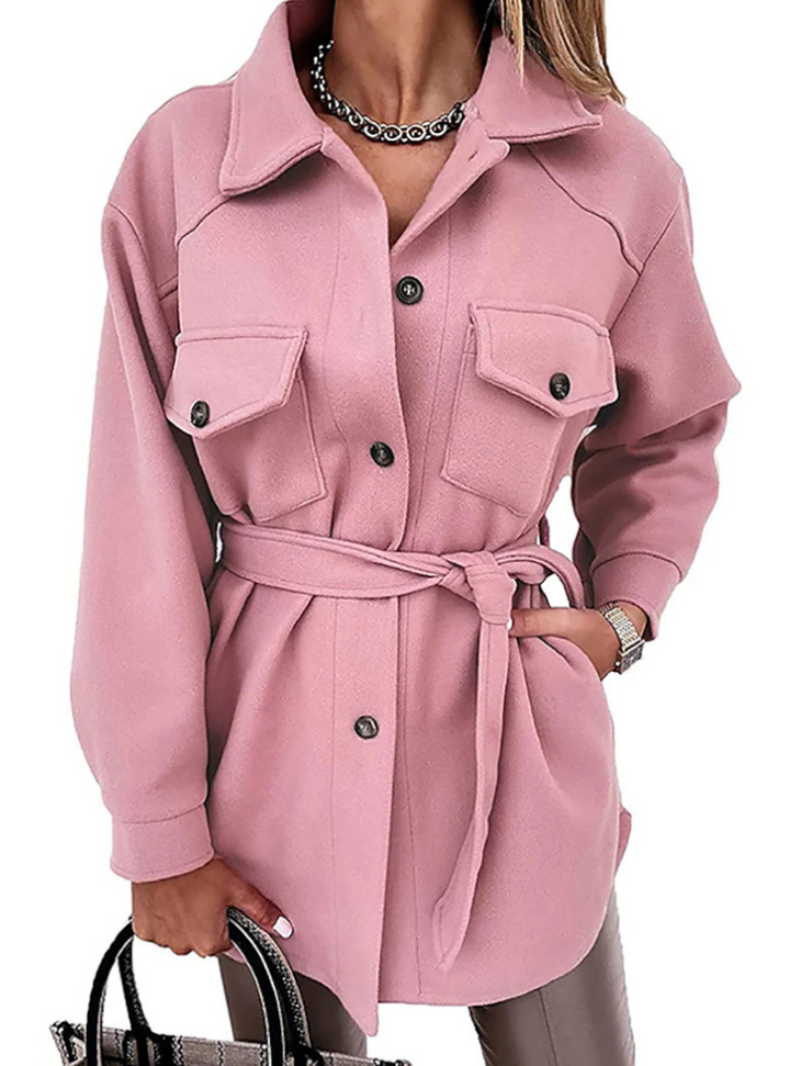 "Veste de printemps Maria élégante avec coupe ajustée, tissu léger, boutons dorés, pour femmes chic et confortables."