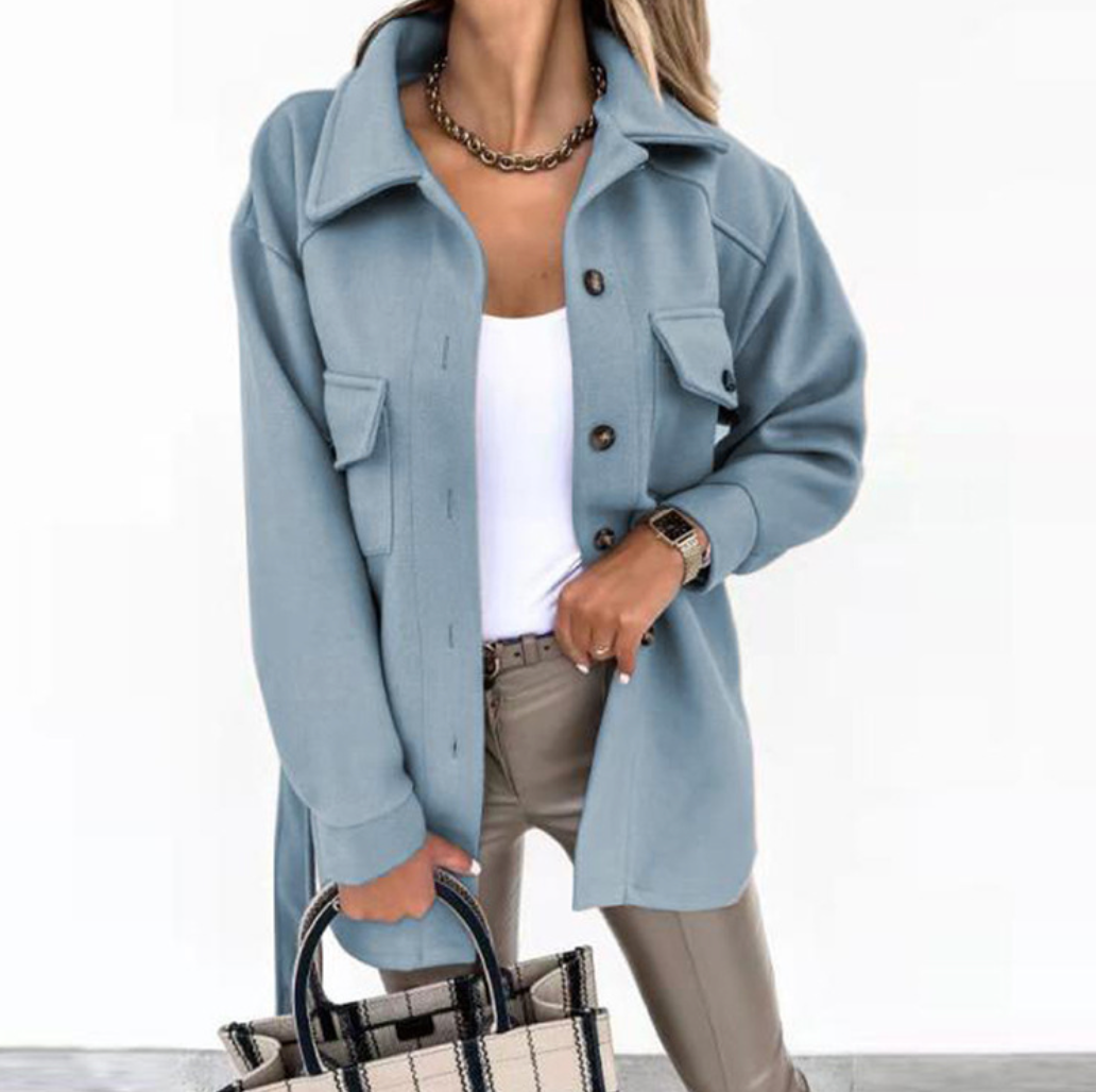 "Veste de printemps Maria élégante avec coupe ajustée, tissu léger, boutons dorés, pour femmes chic et confortables."