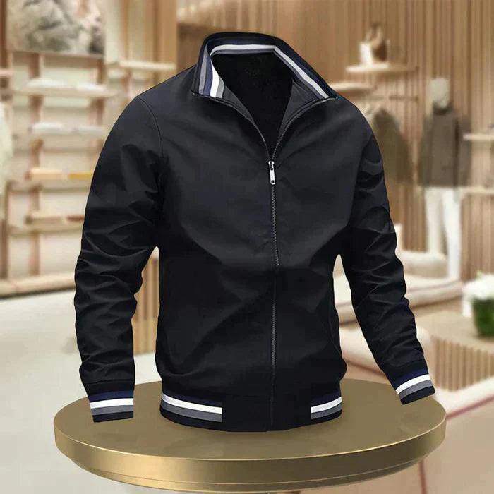 "Veste d'été homme légère, chic, en tissu respirant, look moderne avec poches, idéale pour journées ensoleillées."