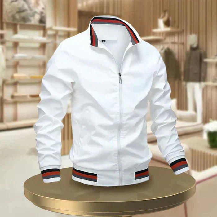 "Veste d'été homme légère, chic, en tissu respirant, look moderne avec poches, idéale pour journées ensoleillées."