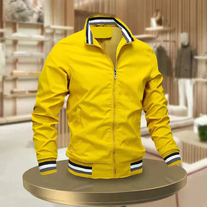 "Veste d'été homme légère, chic, en tissu respirant, look moderne avec poches, idéale pour journées ensoleillées."