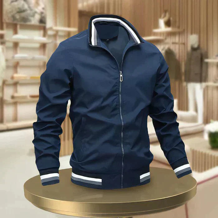 "Veste d'été homme légère, chic, en tissu respirant, look moderne avec poches, idéale pour journées ensoleillées."