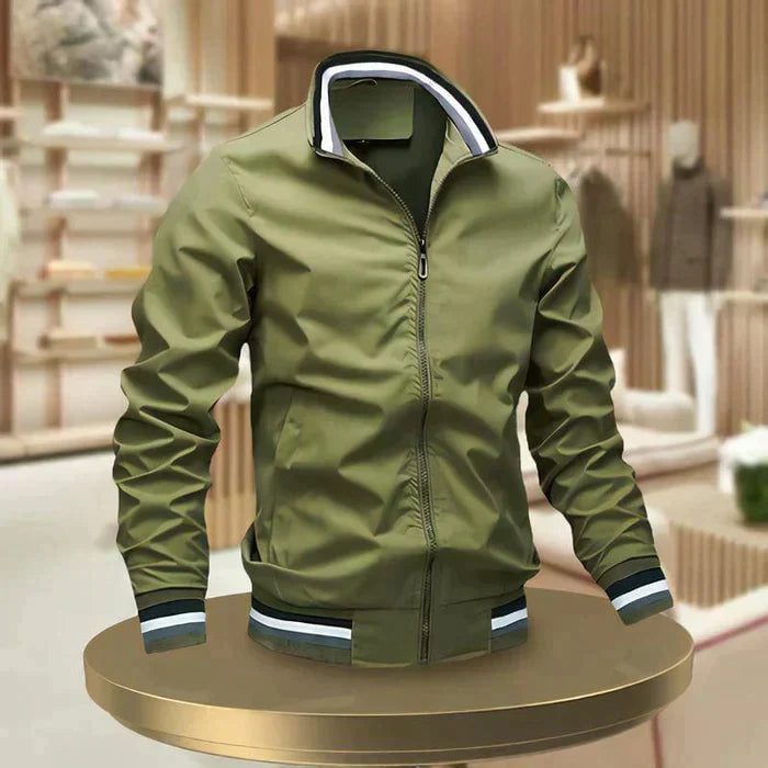 "Veste d'été homme légère, chic, en tissu respirant, look moderne avec poches, idéale pour journées ensoleillées."