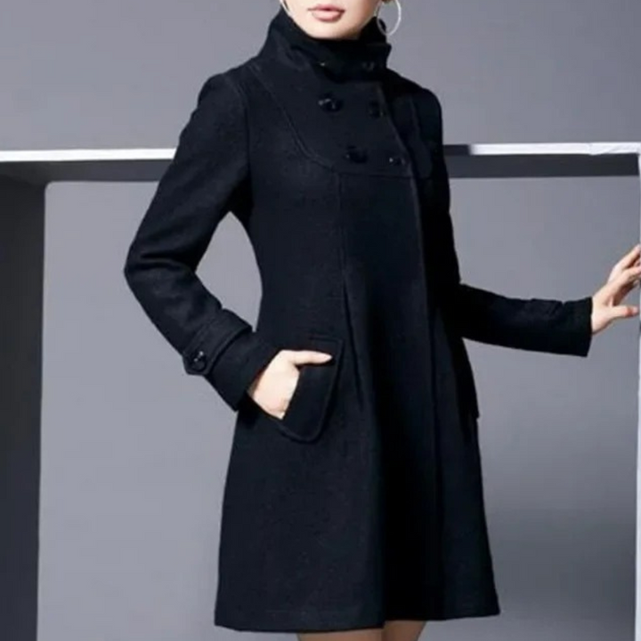 "Veste d'hiver femme élégante vert foncé avec poches latérales, coupe moderne, style sophistiqué pour occasions variées."
