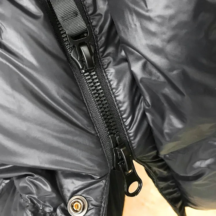 "Veste d'hiver femme en duvet, imperméable, coupe moderne, couleur neutre, idéale pour le froid avec capuche amovible."