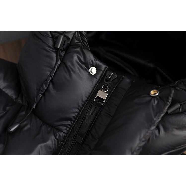 "Veste d'hiver femme en duvet, imperméable, coupe moderne, couleur neutre, idéale pour le froid avec capuche amovible."