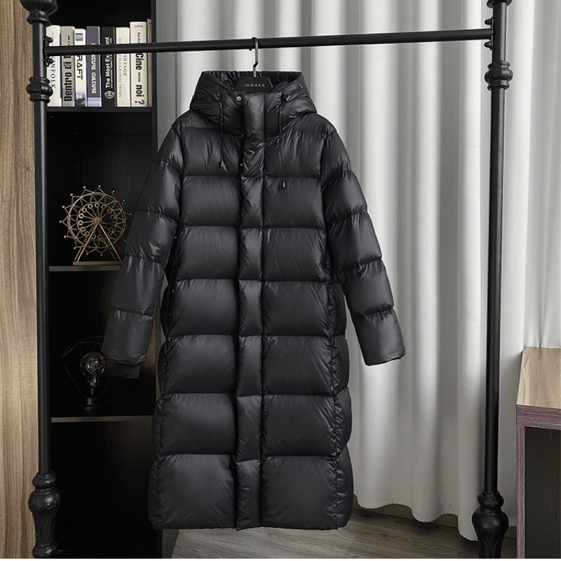 "Veste d'hiver femme en duvet, imperméable, coupe moderne, couleur neutre, idéale pour le froid avec capuche amovible."