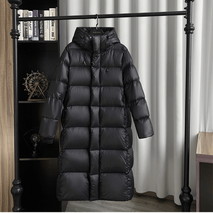 "Veste d'hiver femme en duvet, imperméable, coupe moderne, couleur neutre, idéale pour le froid avec capuche amovible."