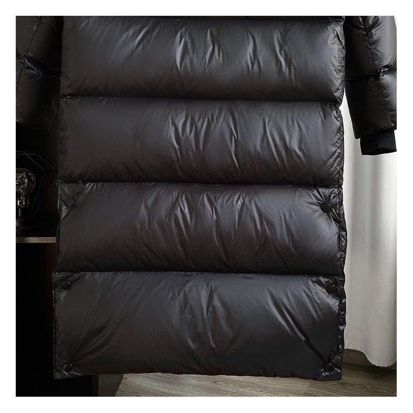 "Veste d'hiver femme en duvet, imperméable, coupe moderne, couleur neutre, idéale pour le froid avec capuche amovible."