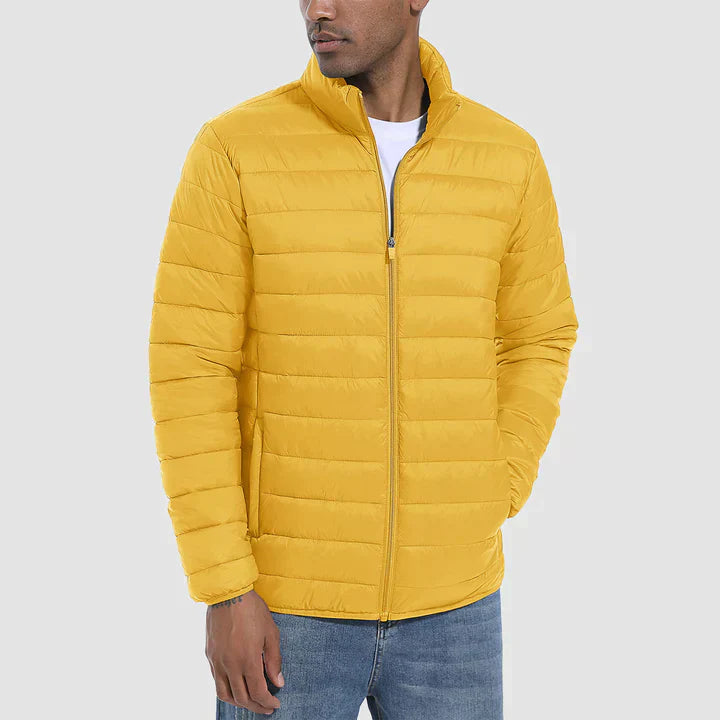 Veste d'hiver matelassée pour homme en noir, coupe moderne, col montant, isolation thermique pour un confort optimal.