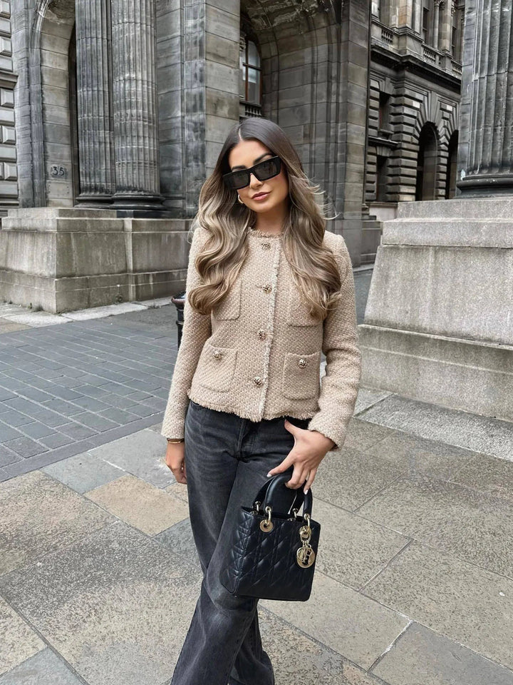 "Veste Élégante Femme Élise, design chic et polyvalent, parfaite pour un look casual ou formel, en tissu polyester."
