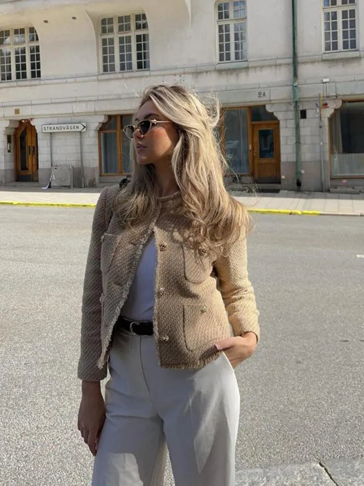 "Veste Élégante Femme Élise, design chic et polyvalent, parfaite pour un look casual ou formel, en tissu polyester."