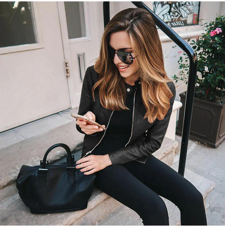 "Veste en cuir élégante pour femme, noire, moderne et polyvalente, avec finitions écologiques, parfaite pour toute occasion."