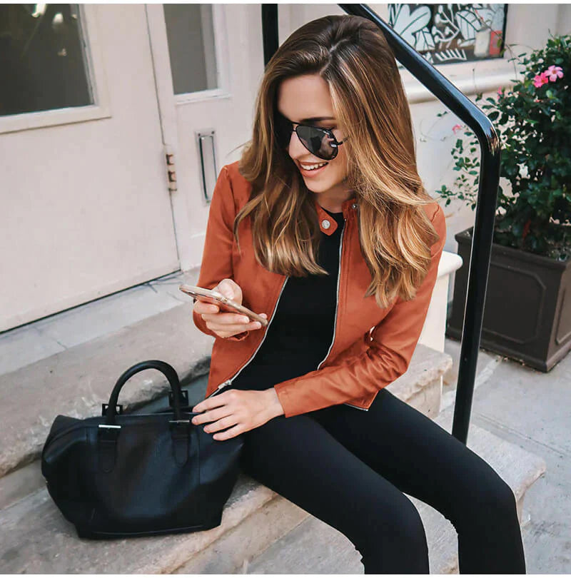 "Veste en cuir élégante pour femme, noire, moderne et polyvalente, avec finitions écologiques, parfaite pour toute occasion."