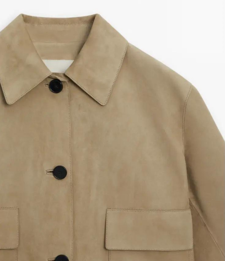 "Veste en cuir femme Karly, coupe ajustée, design moderne, cuir souple, couleur neutre, accentue la silhouette élégante."