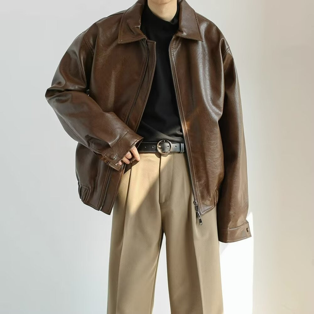 Veste en cuir homme surdimensionnée avec finition lustrée, idéale automne/hiver, style urbain moderne et coupe ample.
