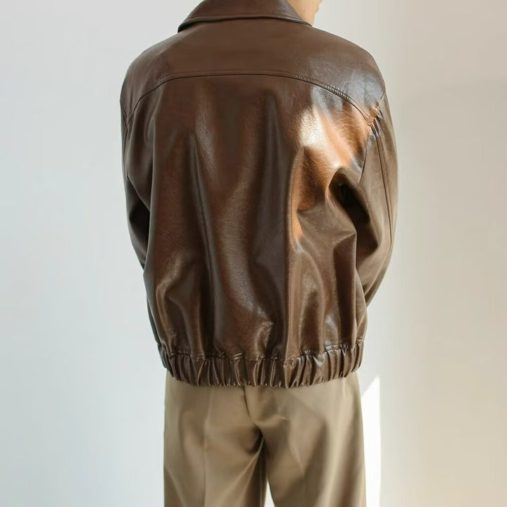 Veste en cuir homme surdimensionnée avec finition lustrée, idéale automne/hiver, style urbain moderne et coupe ample.