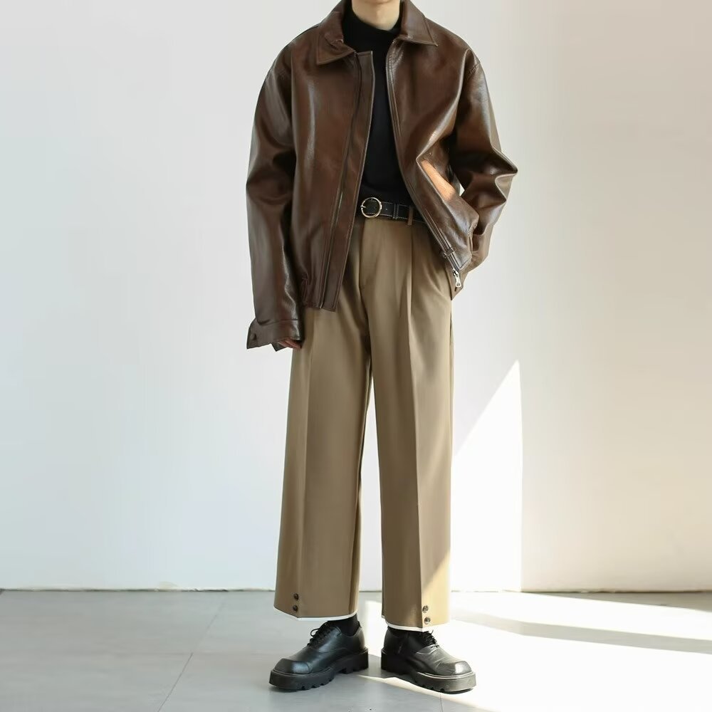 Veste en cuir homme surdimensionnée avec finition lustrée, idéale automne/hiver, style urbain moderne et coupe ample.