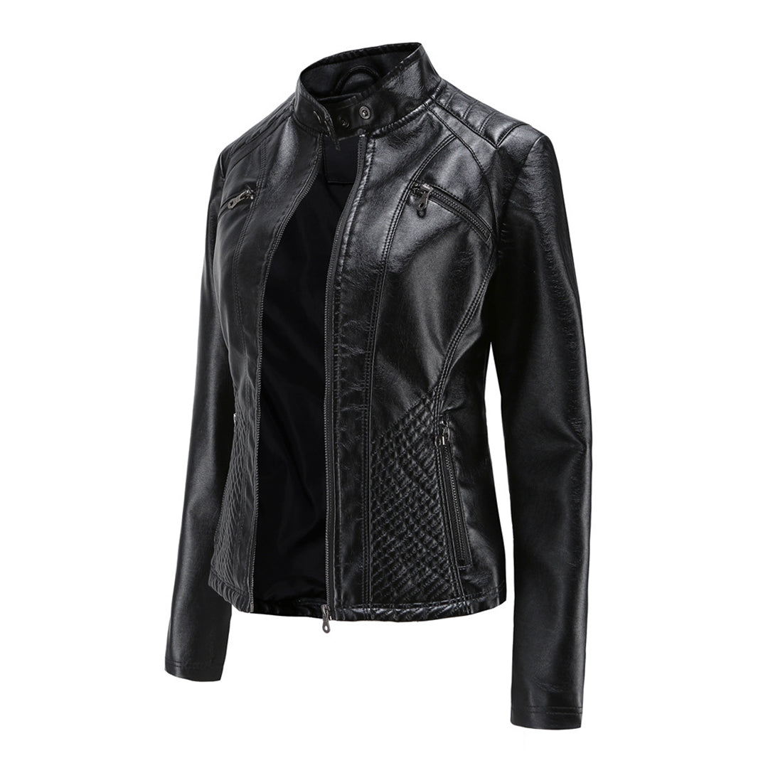 "Veste en cuir noir femme élégante avec fermeture asymétrique, col montant et poches zippées, style moderne et sophistiqué."